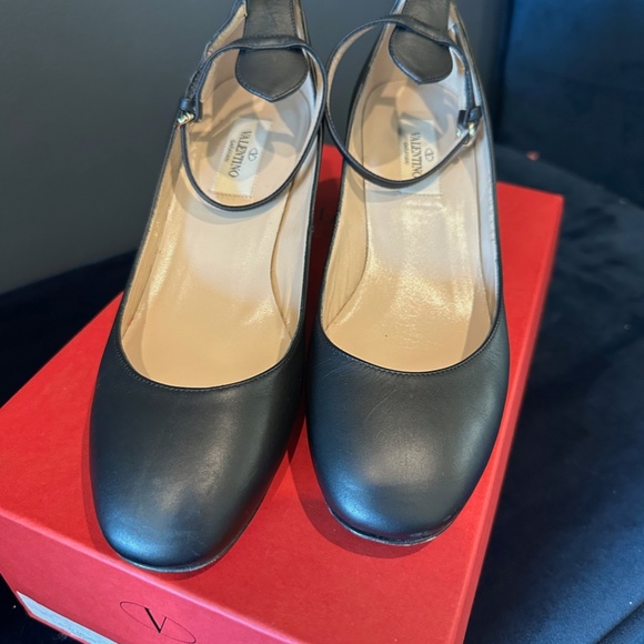 Valentino Garavani Ankle-Strap Pumps - Picture 3 of 7